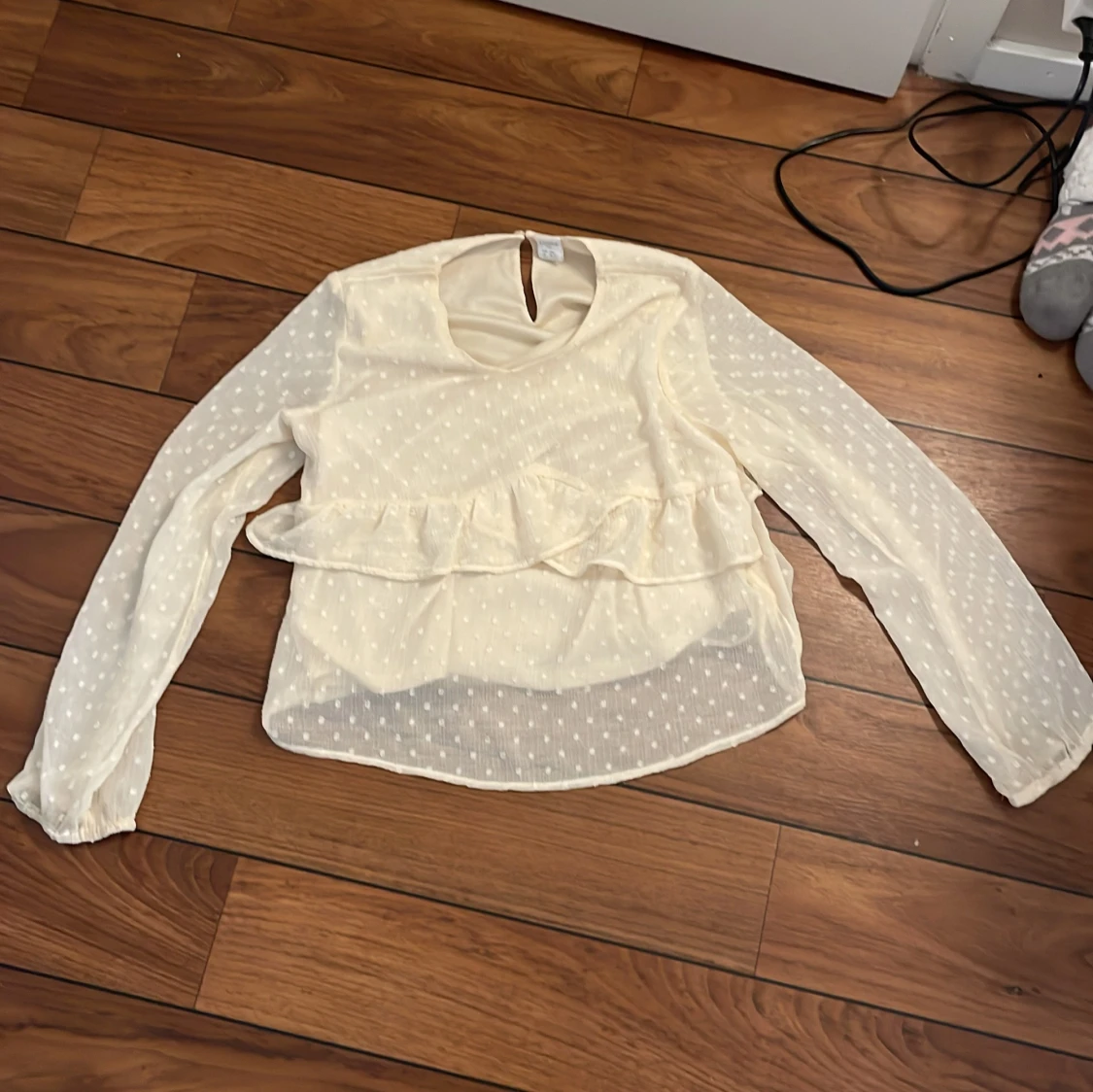 Vit prickig blus med volang - 2