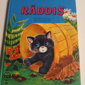 ”Räddis – den lilla katten, inbunden 1979 – Tax-bok nr 15, fint skick - Mysig och färgglad berättelse från 1979 om lilla katten Räddis som möter nya djur och vänner. Full av charmiga illustrationer och värme! En nostalgisk skatt ur de populära TAX-böckerna – älskad av både barn och samlare. Perfekt för dig som vill ge eller spara en söt och rolig klassiker.