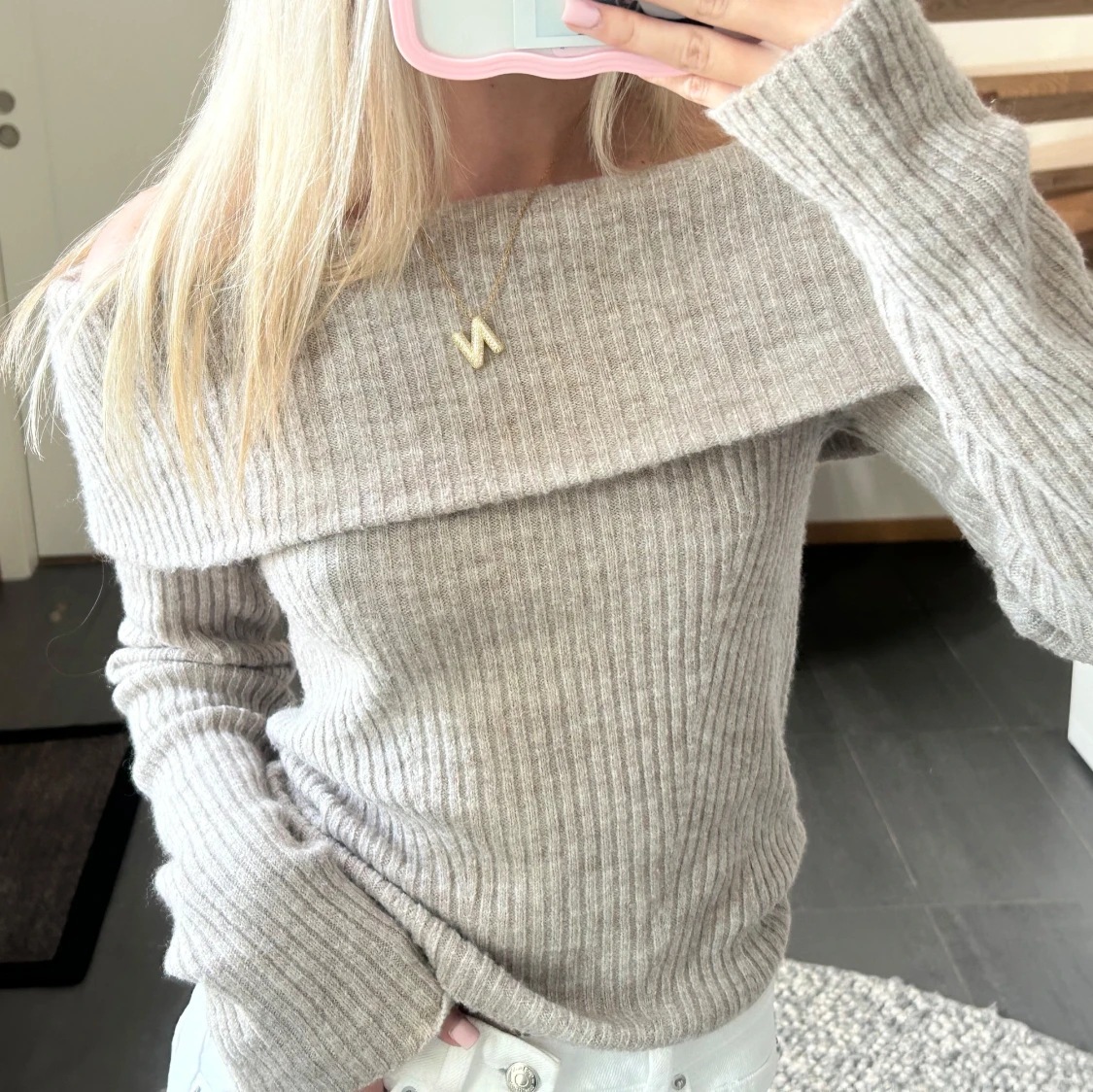 Stickad offshoulder tröja