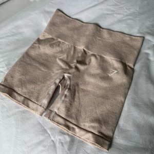 Beige seamless shorts från Gymshark - Storlek S svårt att få färgen rättvis på bild 