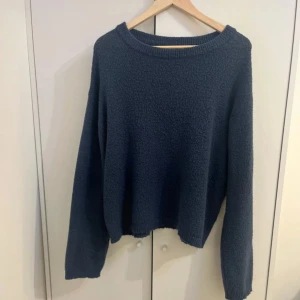 Mörkblå stickad tröja från 157 - Mysig mörkblå stickad tröja från 157 i storlek S. Tröjan har en rund halsringning och långa ärmar, med en lite loose passform. Perfekt nu till hösten!🍁🍁🍂 tröjan är lite nopprig därav priset 