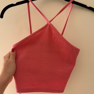 Cropped rosa topp - Kort ribbad topp från Zara. Sällan använd. Säljer även denna topp i svart