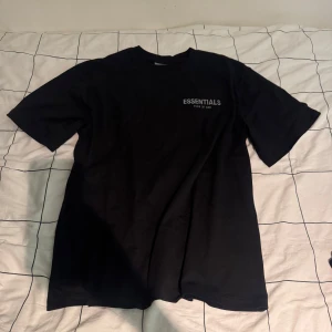 Essentials t-shirt - Svart t-shirt från Essentials Fear of God storlek L, har inte kvitto. Skriv för mer mer bilder eller frågor