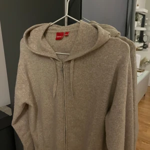 stickad zip up - säljer en super snygg tröja som tyvärr inte kommer till användning, köpt på kidsbrandstore, nypris 650kr