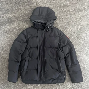 MacMillan Canada Goose - Säljer en MacMillan Canada Goose, Jackan är riktigt varm för vintern, dock kommer det ut fjädrar i fickorna och lite från själva jacka, men annars är jackan perfekt.