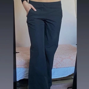 Lågmidjade adidas byxor - Svarta byxor från Adidas med broderad logga på. Sitter snyggt lågmidjat och dem är lite stretchiga vid midjan. Passar både till träning eller vardag😁