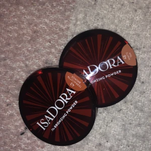 Isadora Bronzing Powder duo - Två bronzing powders från Isadora i nyanserna 43 Terracotta Bronze och 48 Matte Tan. Kommer i rund, mörkbrun plastförpackning med spegel i locket. Perfekt för att ge ansiktet en solkysst look med matt finish. 180kr styck! 
