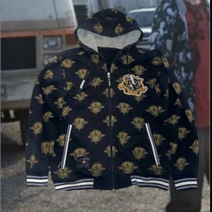 Jesse Pinkman type hoodie  - Skit fet svart, gul Jigga Wear hoodie. Liknar Southpole. 70cm lång, 57cm bred. Fråga mer i dm. ‼️PRIS KAN DISKUTERAS VID SNABB AFFÄR‼️