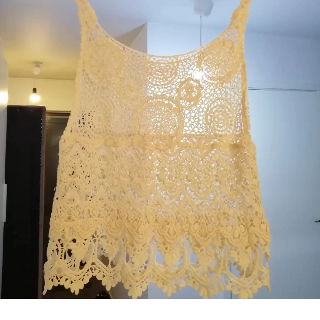 Beige virkad linnetopp med spetsdetaljer - 1