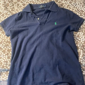 Marinblå Polo Ralph Lauren piké  - Säljer nu denna feta polo Ralph lauren piké, hör av er om ni är intresserade