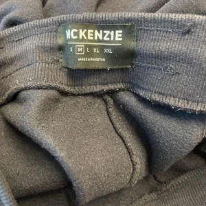 Mörkgrå mjukisbyxor från McKenzie - Mörkgrå mjukisbyxor från McKenzie. Insidan är mjukt fodrad för extra komfort. Perfekta för chill eller träning, riktigt sköna och stilrena.