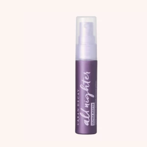 Urban Decay All Nighter Ultra Matte - Urban Decay All Nighter Ultra Matte är en lila face mist i sprayflaska som hjälper din makeup att hålla sig matt och fräsch hela dagen. Perfekt för dig som vill ha en oljefri finish och ett snyggt resultat. Smidig att ta med i väskan. Obs! Helt ny och bara testad en gång. Säljer pga det var inte för mig. Ord pris 220!