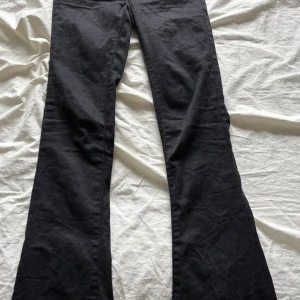 Bootcut jeans - Svarta midwaist jeans från lager 157 i storlek 160. Modellen heter skippy flare. De är jättesköna att ha på sig. Inga skavanker bara lite använda💞
