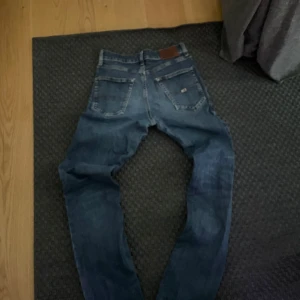Mörkblå jeans 29,34 Tommy Hillfiger - Såljer ett par snygga mörkblå jeans från Tommy hillfiger. Nypris runt 900-1000kr. Modellen är slim fit. Passar för runt 177-185 skulle jag säga 