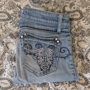 Wrangler jeans  - Intressekoll på dessa skitsygga Wrangler 47 jeans! De har rhinestones på fickorna och är i extremt bra skick, jätte rare 😜 