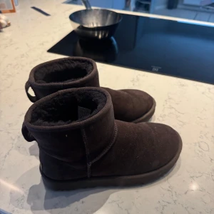 Bruna UGG  - Bruna Ugg mini! Använda men i gott skick! Storlek 38, pris kan diskuteras vid snabb affär