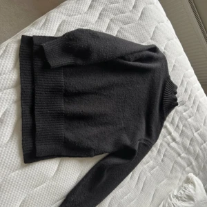 Svart polotröja  - Svart polotröja med ribbad krage och muddar från Hm . Tröjan är stickad i mjuk ull och har långärmad passform med bred ribbad nederkant. Perfekt för dig som gillar en clean och chill look under höst och vinter.💕