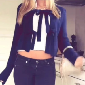 Marinblå kofta - Säljer denna snygga kofta perfekt till hösten!!💓💓