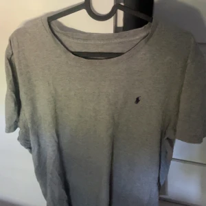 Grå t-shirt från Polo Ralph Lauren - Snygg grå t-shirt från Polo Ralph Lauren, säljes otroligt billigt så passa på✌🏻