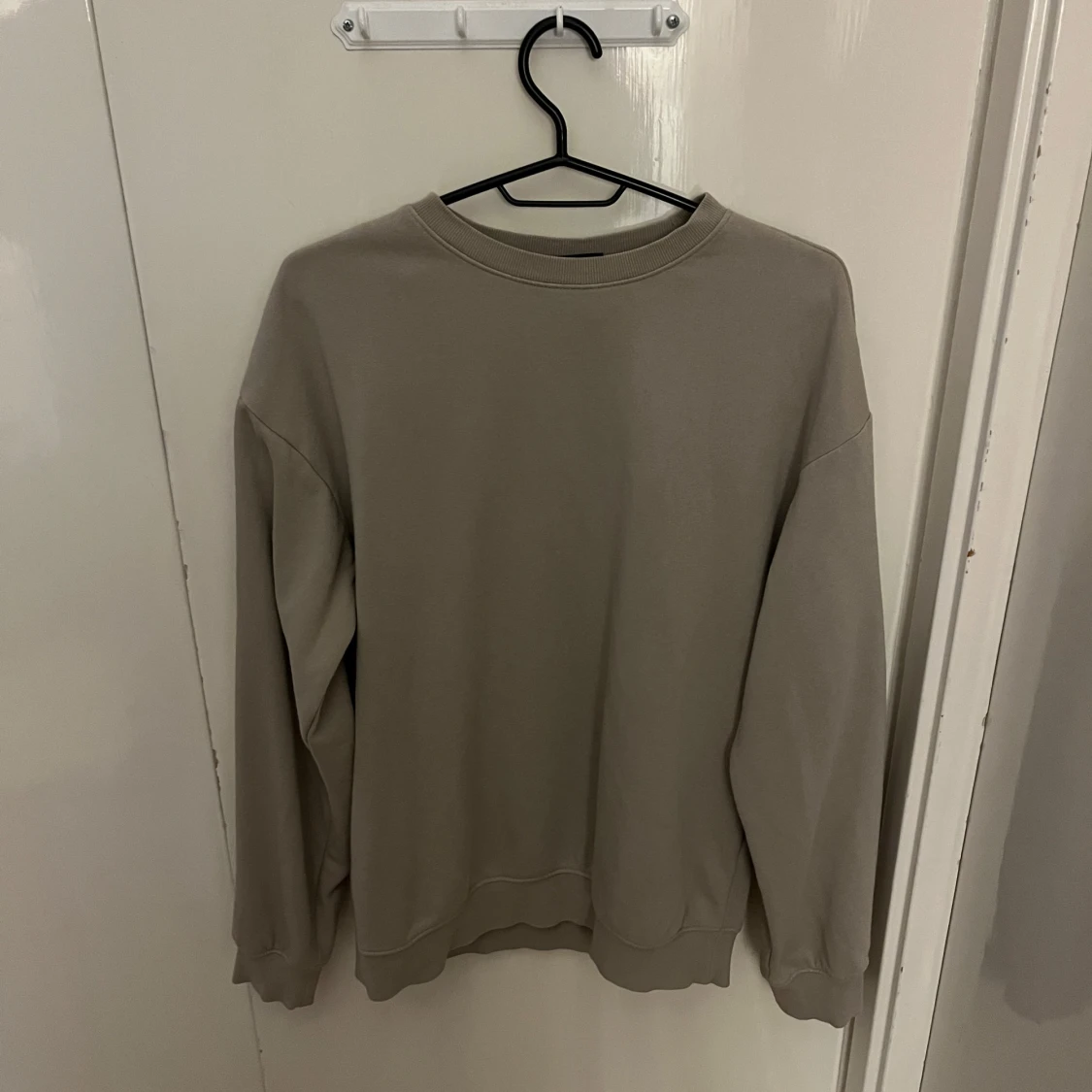 Beige sweatshirt med rund hals