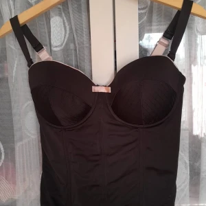 Svart korsett  - Snygg svart korsett,  jätte bra kvalité. Den är svart med rosa detaljer och har storlek 80D i cup. Jätte finna detaljer 🖤🖤🩷🩷. Säljer den för att den var för stor för mig. Jag skulle säga att den har S-M str. (Köptes på Sekond Hand)