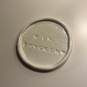 handgjord smyckesbricka - Söt liten smyckesbricka med texten ”MINA SMYCKEN” så blir den ännu mer personlig🫶