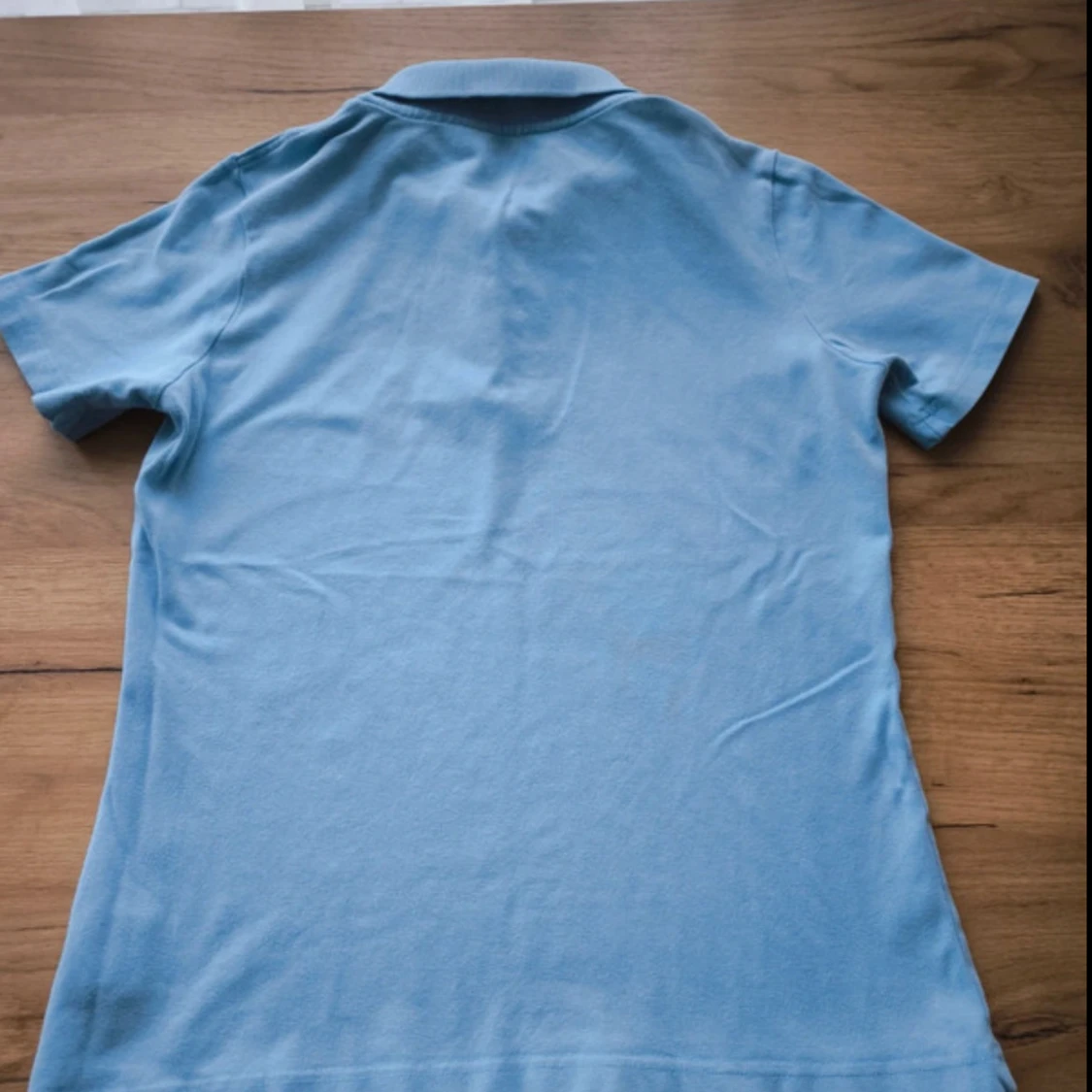 Ljusblå piké t-shirt med krage - 1