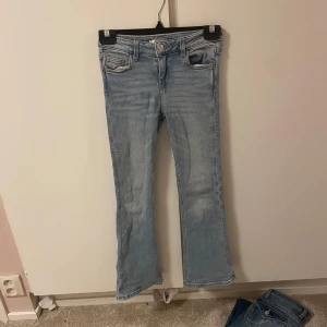 Bootcut jeans ljusblå Gina Tricot - Ljusblå jeans från Gina Tricot i storlek 134. Modellen har klassisk fyrficksdesign, bootcut-ben och normal passform.