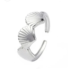 Silvrig snäckring - Superfin ring från salma details. Den är gjord av rostfritt stål och justerbar. Använd, men i fint skick!💞 Köpt för 349kr