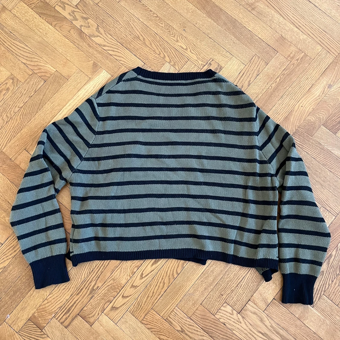 Randig stickad tröja med tryck - 1