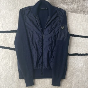 J.Lindeberg Cardigan - Cardigan från J.Lindeberg i mycket bra askick utan defekter | Storlek: S - Skick: 8/10 - Nypris: 3200kr - Mitt pris: 1199kr!