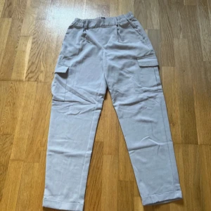 Beige cargopants från Sinsay - Säljer nu dessa super coola byxor då dem inte kommer till användning!🤎Använda max 3 gånger så dem är i fintskick!🤎