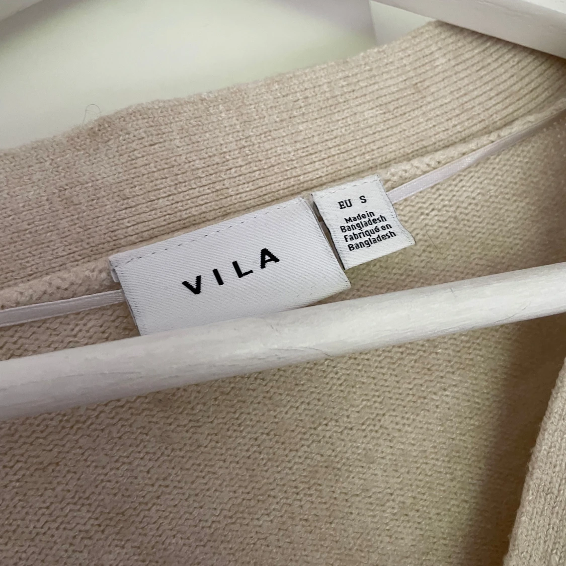 Beige cardigan v-ringad - 1