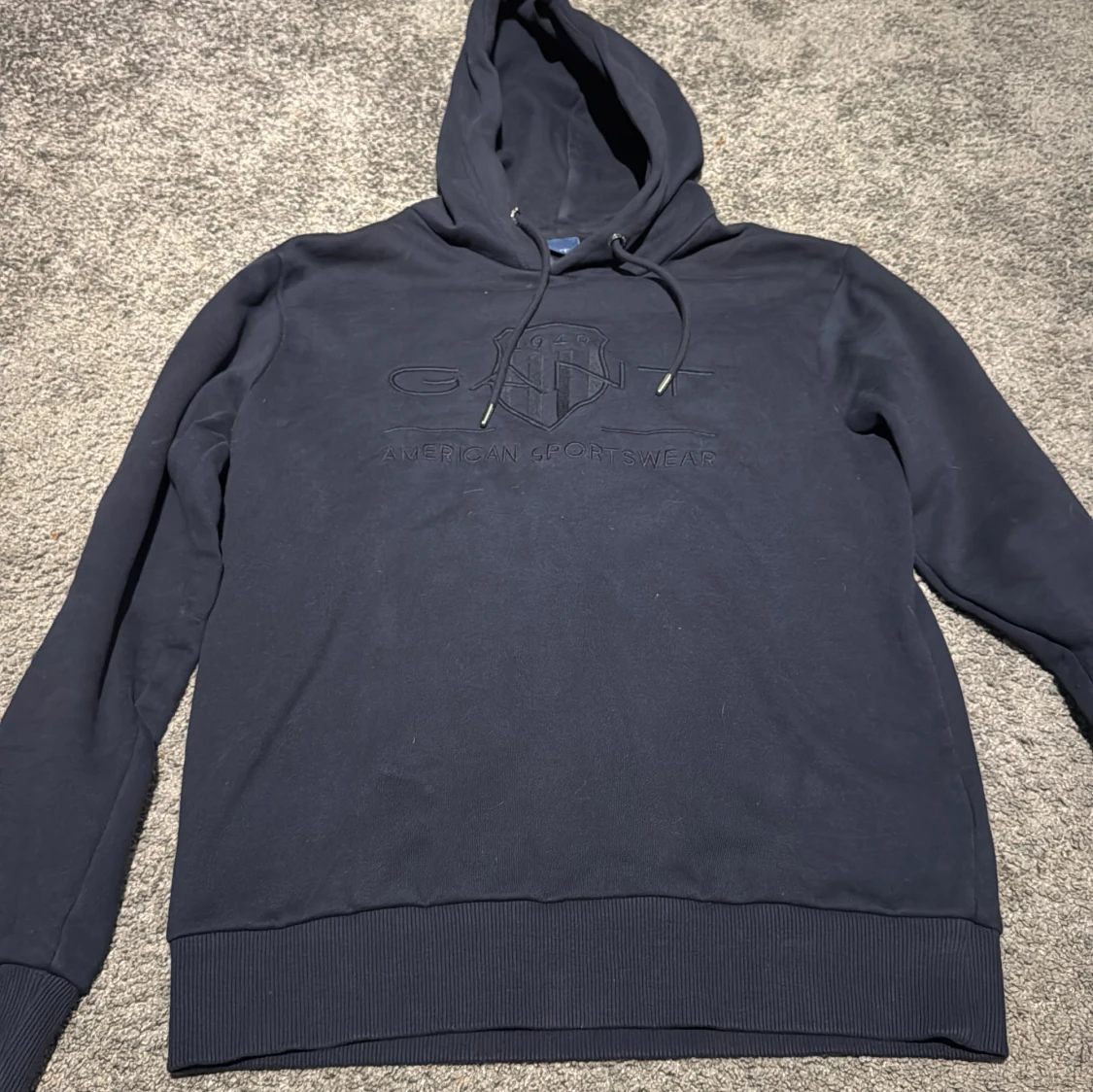 Mörkblå hoodie från GANT med huva