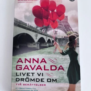 Livet vi drömde om - Två berättelser om drömmar och livsval, med en ung kvinna vid Seine och röda ballonger framför Eiffeltornet. Perfekt för dig som gillar känslor, Paris och att följa med på inspirerande resor i vardagen. Står ej för frakt 