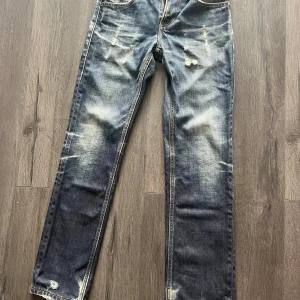 Levi’s Jeans - Blåa Levi’s jeans med riktigt snygg tvätt och slitningar. 29x32 Hör gärna av dig vid funderingar!
