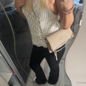 Zadig väska  - Zadig väska, köpt på plick så vet ej om den är äkta eller inte.