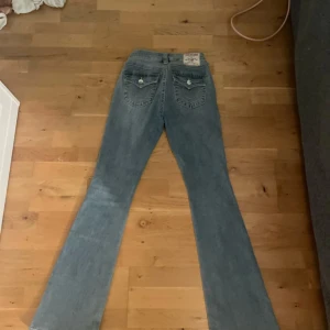 True religion jeans  - Säljer mina jeans som knappt är använda, mycket fint skick. Modellen är mid rise och storlek 27!