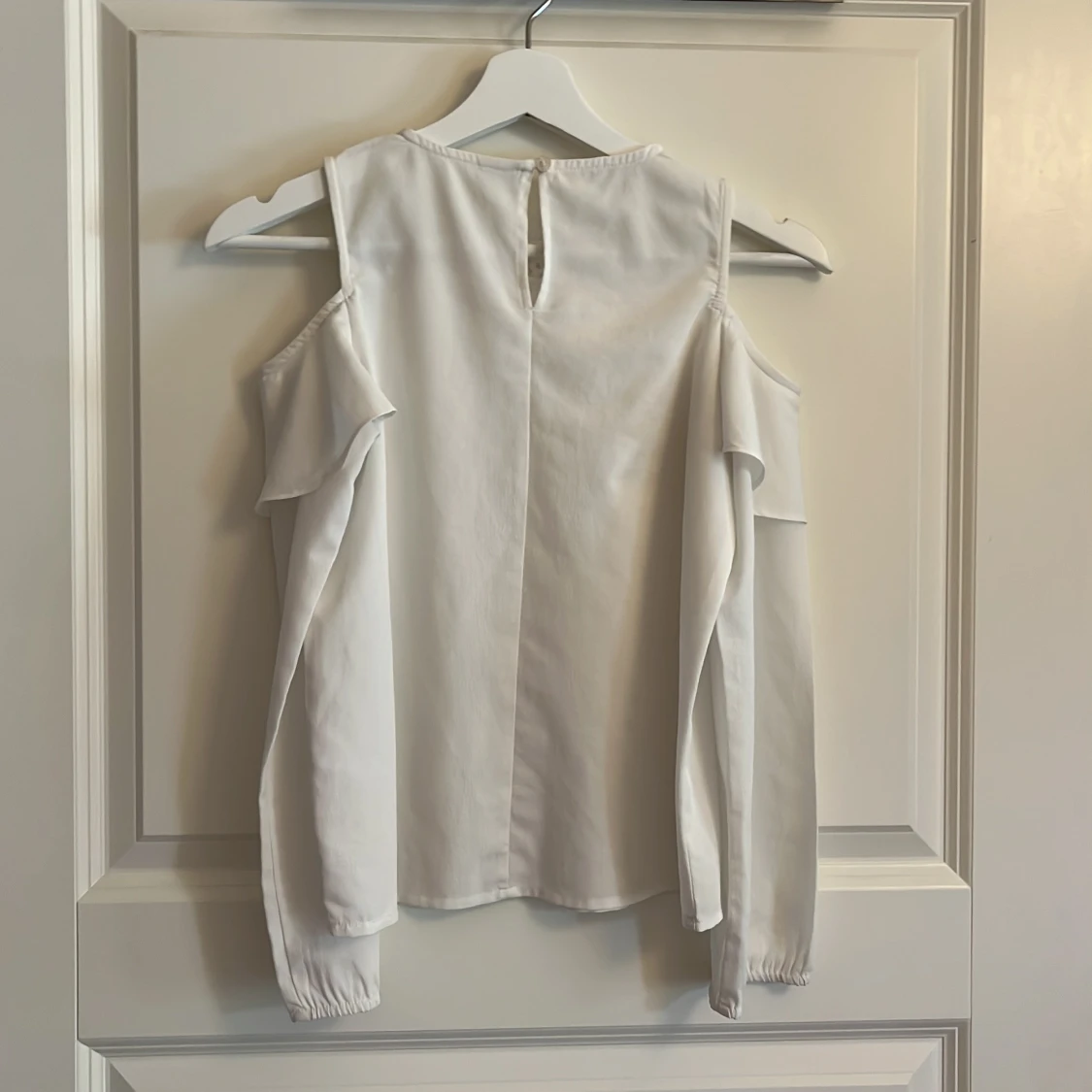 Söt vit blus med spets och volang❤️ - 1