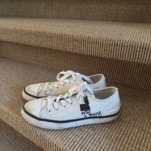 Isabel Marant sneakers - Säljer dessa fina beigea isabel marant sneakers i storlek 38. Dom är i bra skick, kan tvättas enkelt. Säljer för 500kr