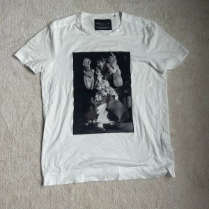 Limitato t-shirt - T-shirt från limitato, köpt på deras hemsida. Tröjan är i bra skick, däremot två små hål vid ena axeln. Hör av dig vid frågor