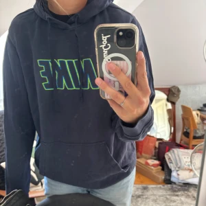 Mörkblå Nike hoodie med grön logga - Hoodie I fint skick, unisex. 