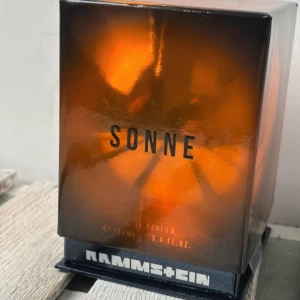 Rammstein Sonne Parfym - Sällsynt parfym!! Säljs inte längre. Det är 100ml och den är helt oöppnad. Har endast haft den då jag samlade på parfymerna. För mer frågor vänligen kontakta mig! Herr parfym men funkar för båda. 