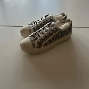 Grå Walk’N’Dior  - Otroligt snygga Dior skor i modellen Walk’N’Dior | 10/10 kvalite | Kvitto finns | Ny pris 10 000kr vid snabb affär 3999kr