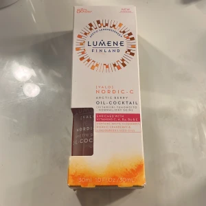 Lumene Nordic-C Arctic Berry Oil-Cocktail - Lumene Nordic-C Arctic Berry Oil-Cocktail är en återfuktande ansiktsolja med tvåfaskonsistens, berikad med vitaminer C, A, B3, B5 och E samt oljor från arktiska bär. Flaskan är transparent med vit kork och innehåller 30 ml. Oljan har en snygg rosa och gul ton som blandas vid skakning. Använd fåtal gånger, köpte för 359kr från kicks ❤️❤️ 