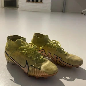 Nike Air Zoom elite superfly 9 - Säljer ett par av mina fotbollskor då jag växt ur dem dem är i väldigt bra skick förutom lite smutsiga dem är i storlek 42. Vid funderingar är det bara att höra av sig, priset är inte hugget i sten.