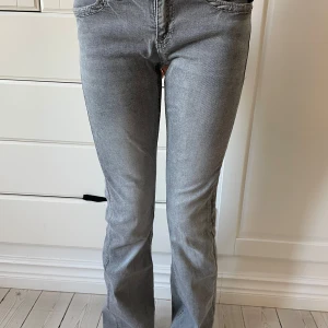 Grå bootcut jeans från Gina Tricot - Snygga grå jeans från Gina Tricot i bootcut-modell med normal passform. Bootcut jeans 🙌🏼🙌🏼 saknar dock en knapp men det gör inget!