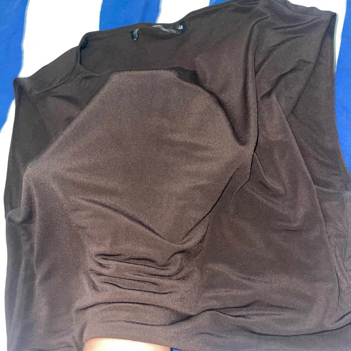 Brun omlott one shoulder klänning - 3