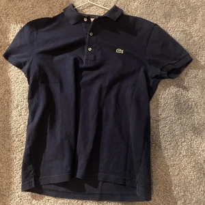 Mörkblå Lacoste piké  storlek M - Mörkblå pike från Lacoste • Inga defekter • Fråga om bättre bilder • PRISET EJ HUGGET I STEN • 😇