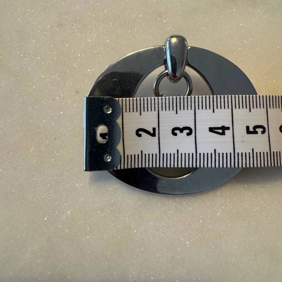 Silverfärgad brosch från Dior - 3